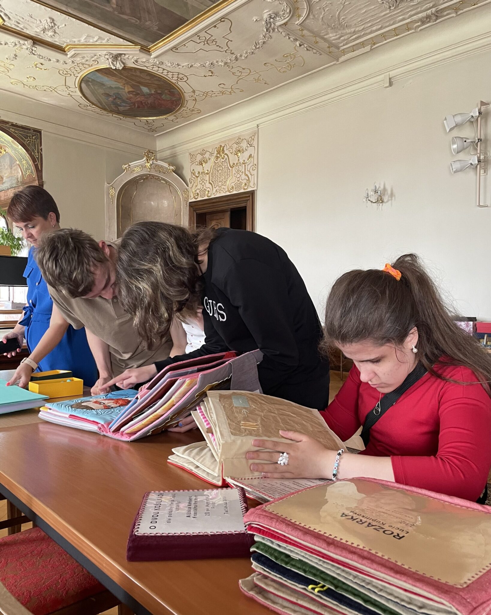 Děti si prohlížejí hmatové knihy