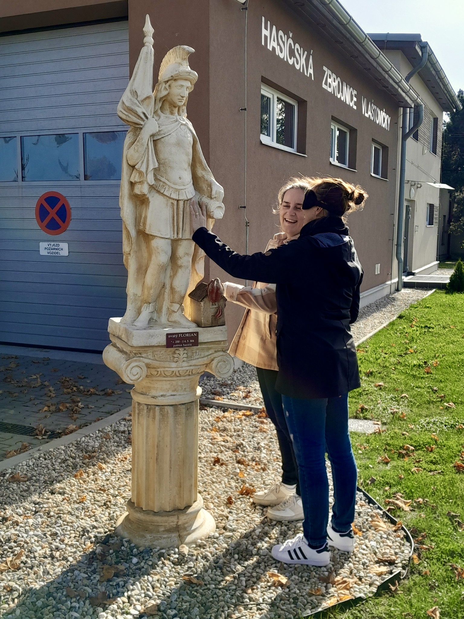 Ženy si poslepu prohlížejí hmatem sochu